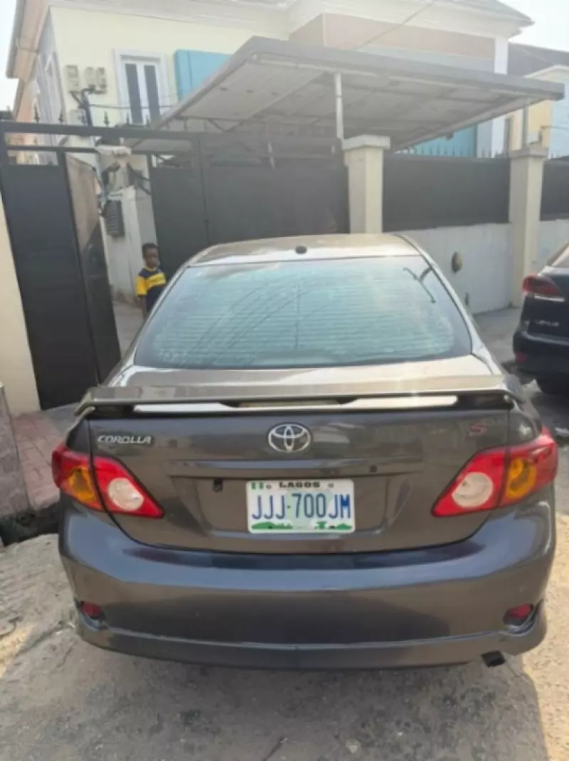 Toyota Corolla   - 2009