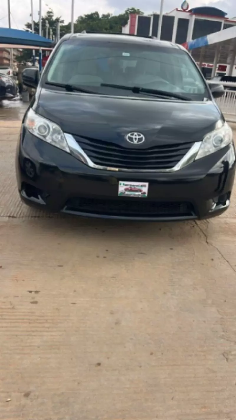 TOYOTA Sienna   - 2012