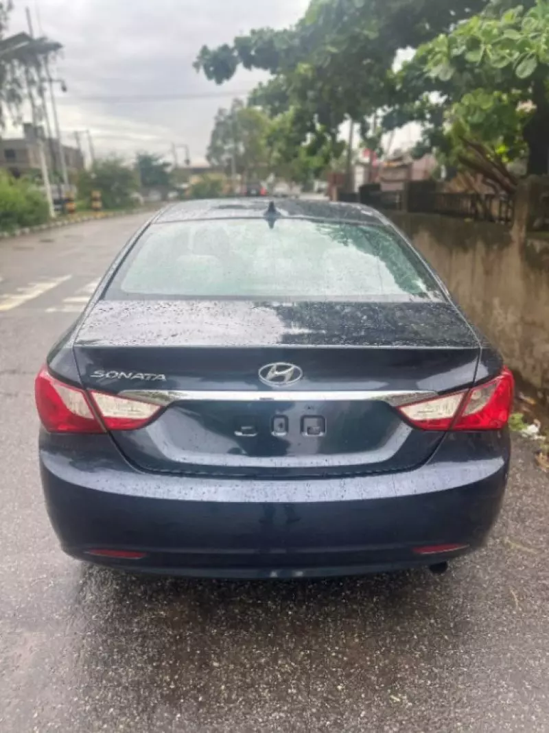 Hyundai Sonata   - 2011