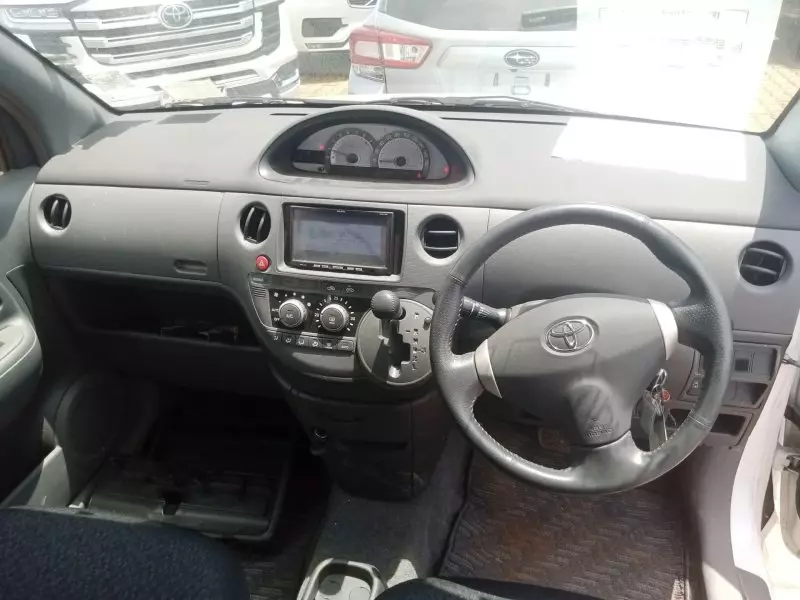 Toyota Sienta   - 2012