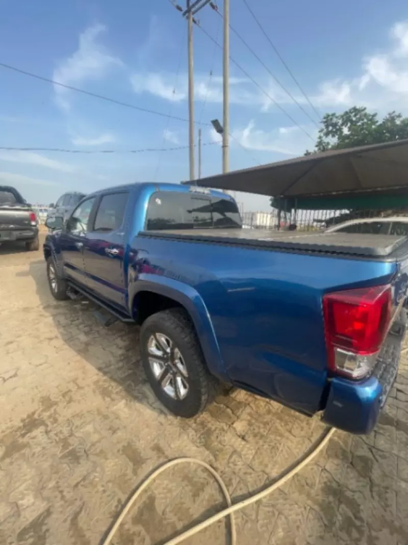Toyota Tacoma   - 2017