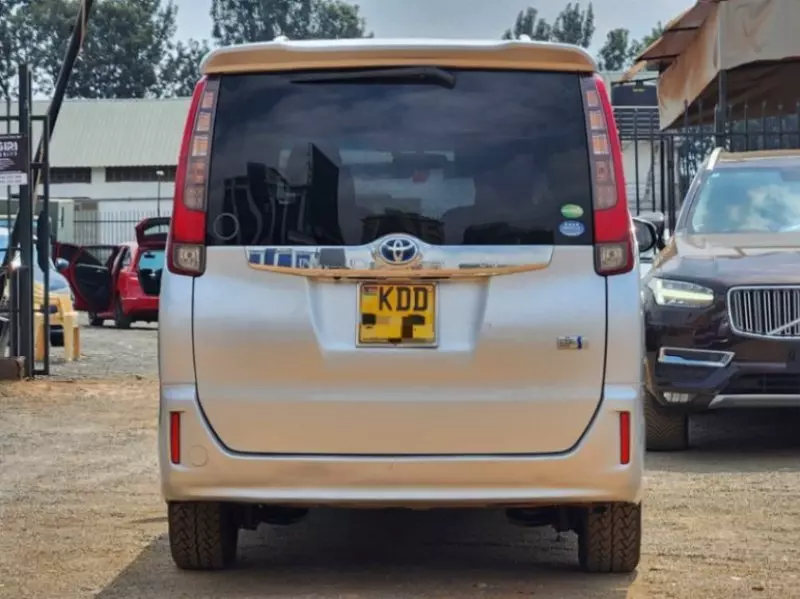 Toyota Noah   - 2014