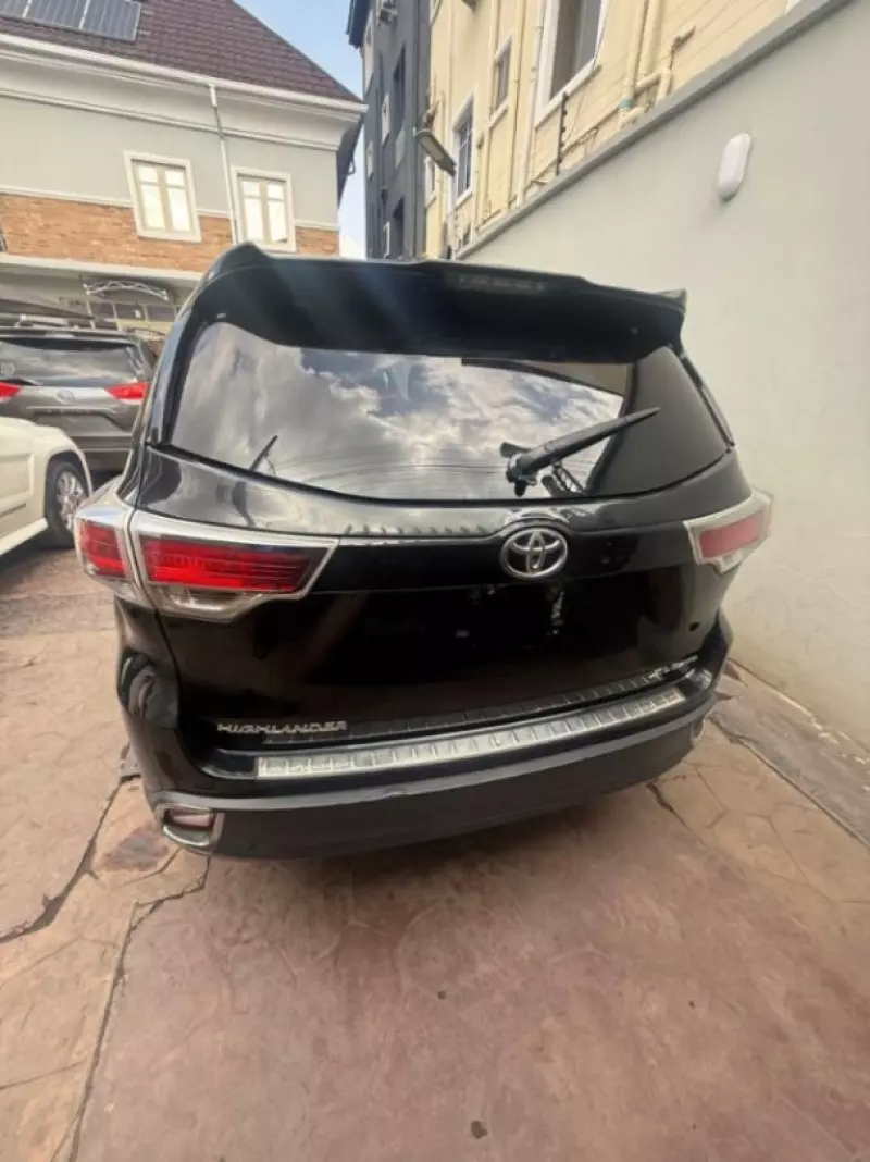 Toyota Highlander   - 2016