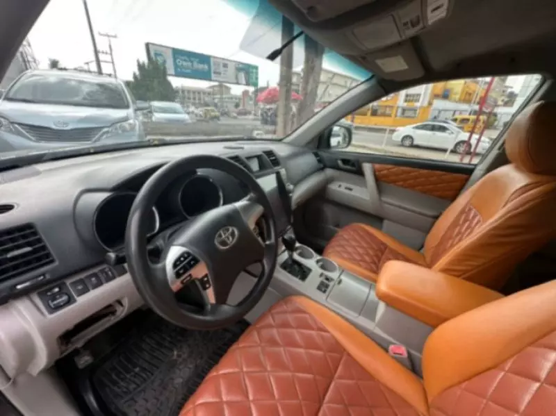 Toyota Highlander   - 2011