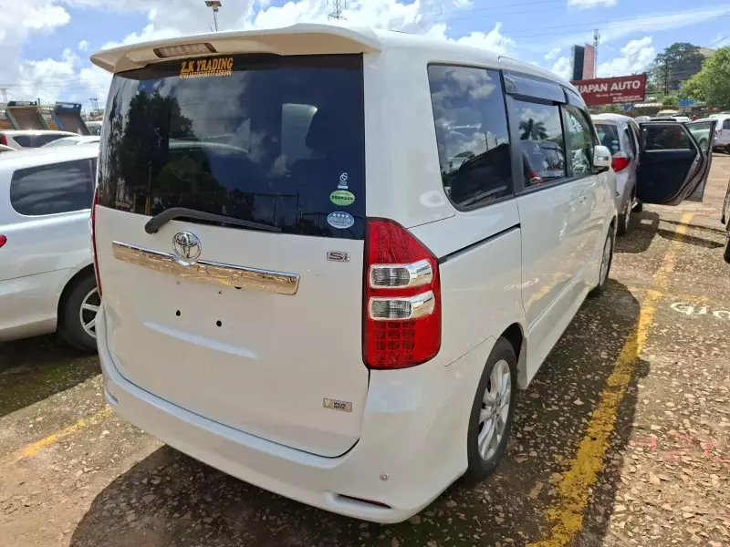 TOYOTA Noah   - 2012