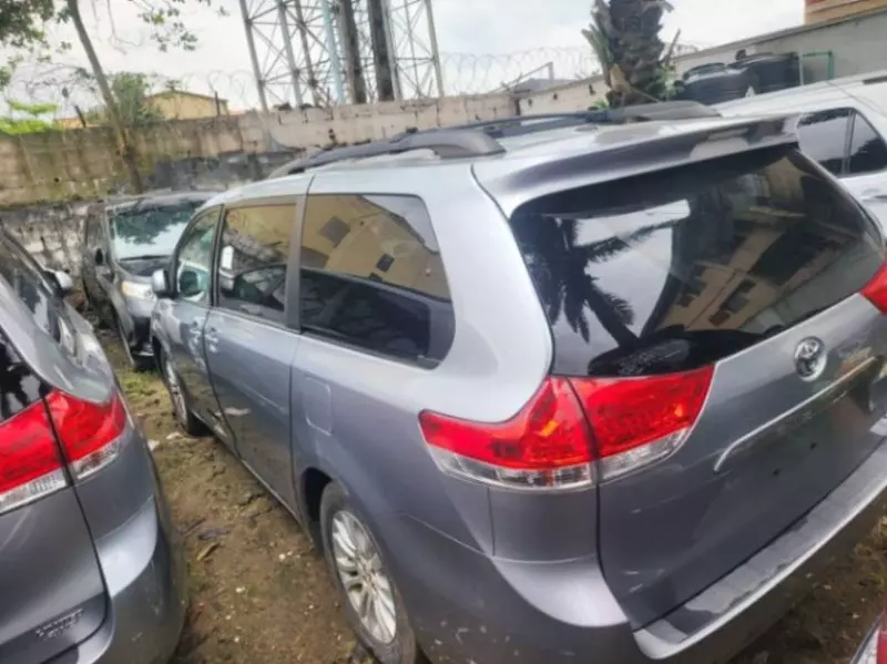 TOYOTA Sienna   - 2013