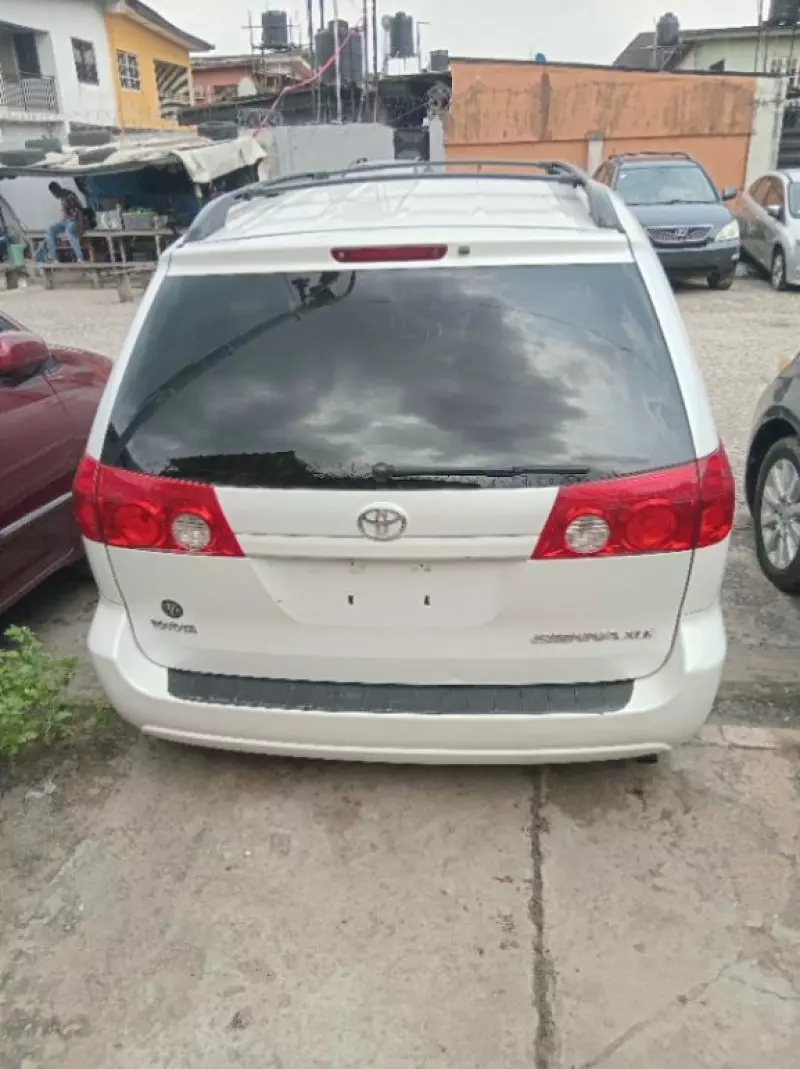 Toyota Sienna   - 2006