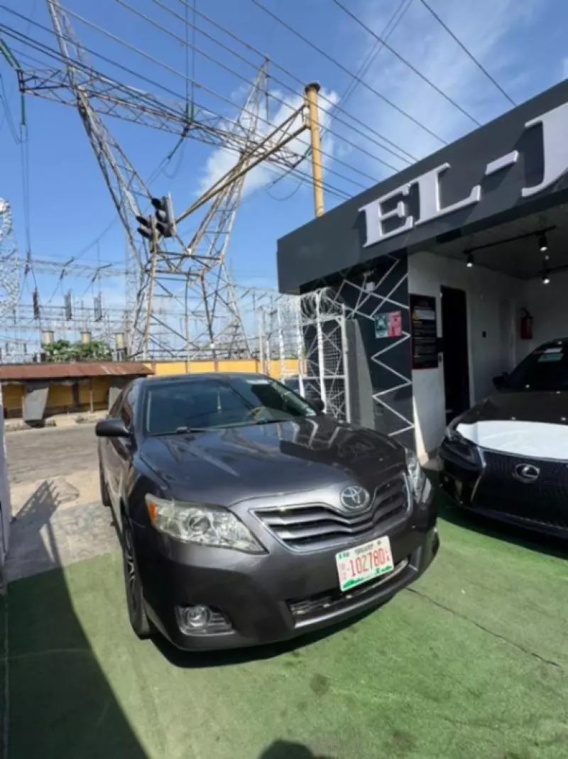 Toyota Camry   - 2010