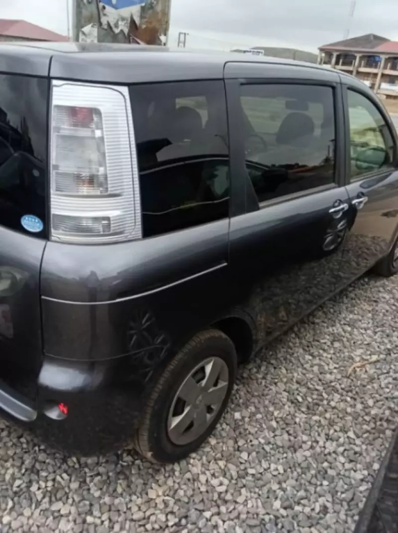 Toyota Sienta   - 2012