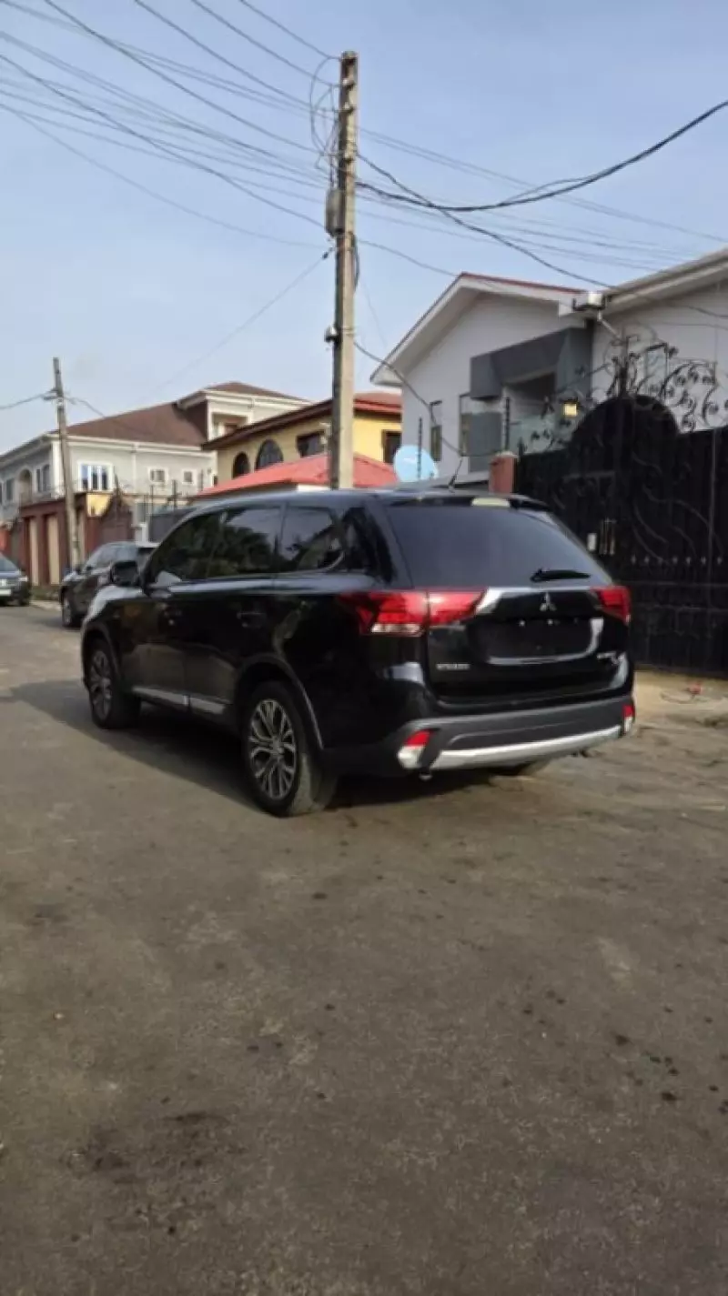 Mitsubishi Outlander   - 2016