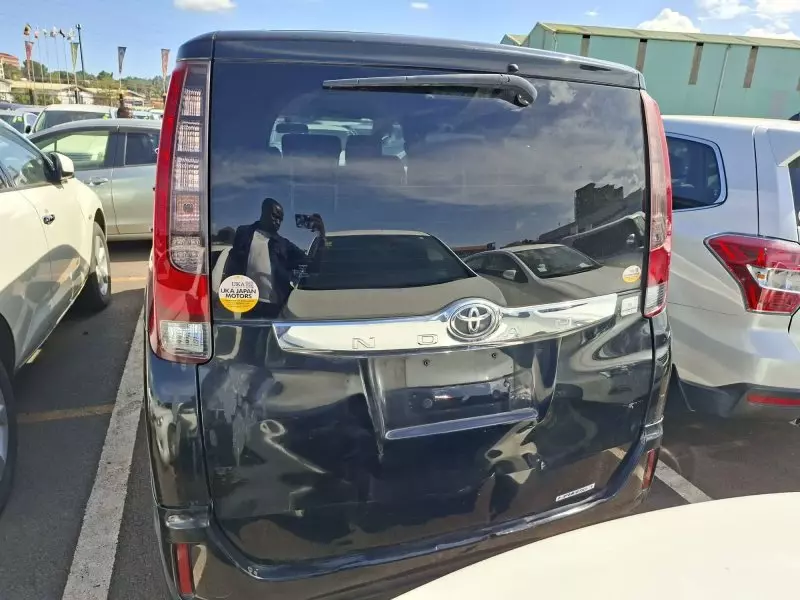 Toyota Noah Hybrid   - 2016