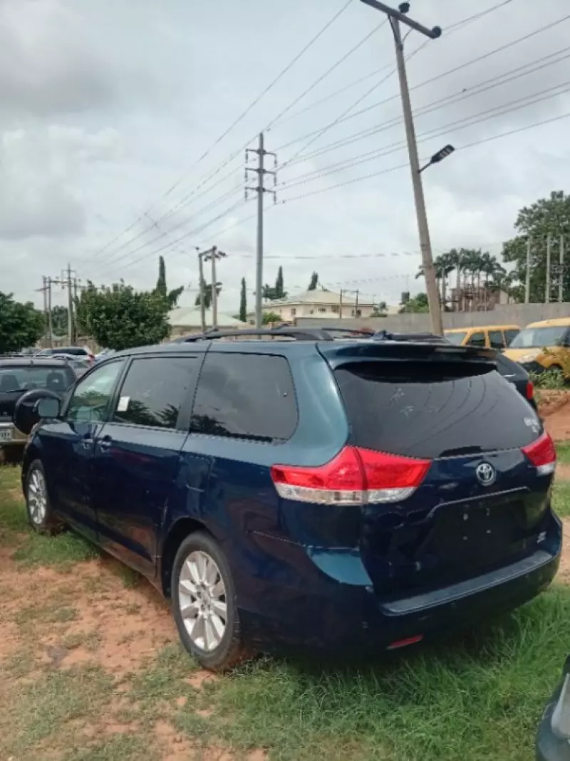 Toyota Sienna   - 2012