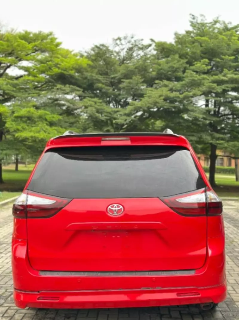 Toyota Sienna   - 2015