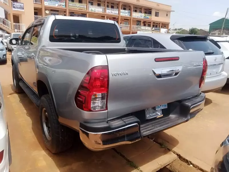 Toyota Hilux   - 2019
