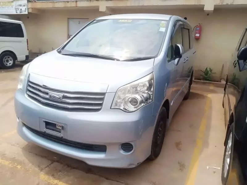 Toyota Noah   - 2012