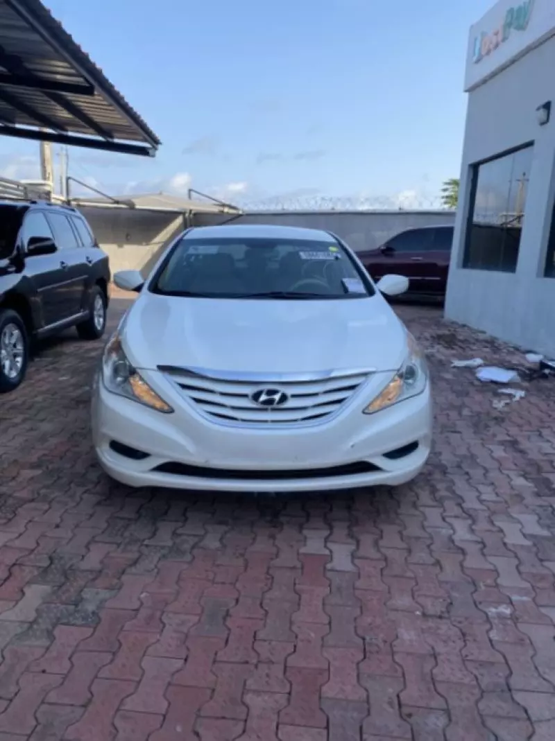 Hyundai Sonata   - 2012