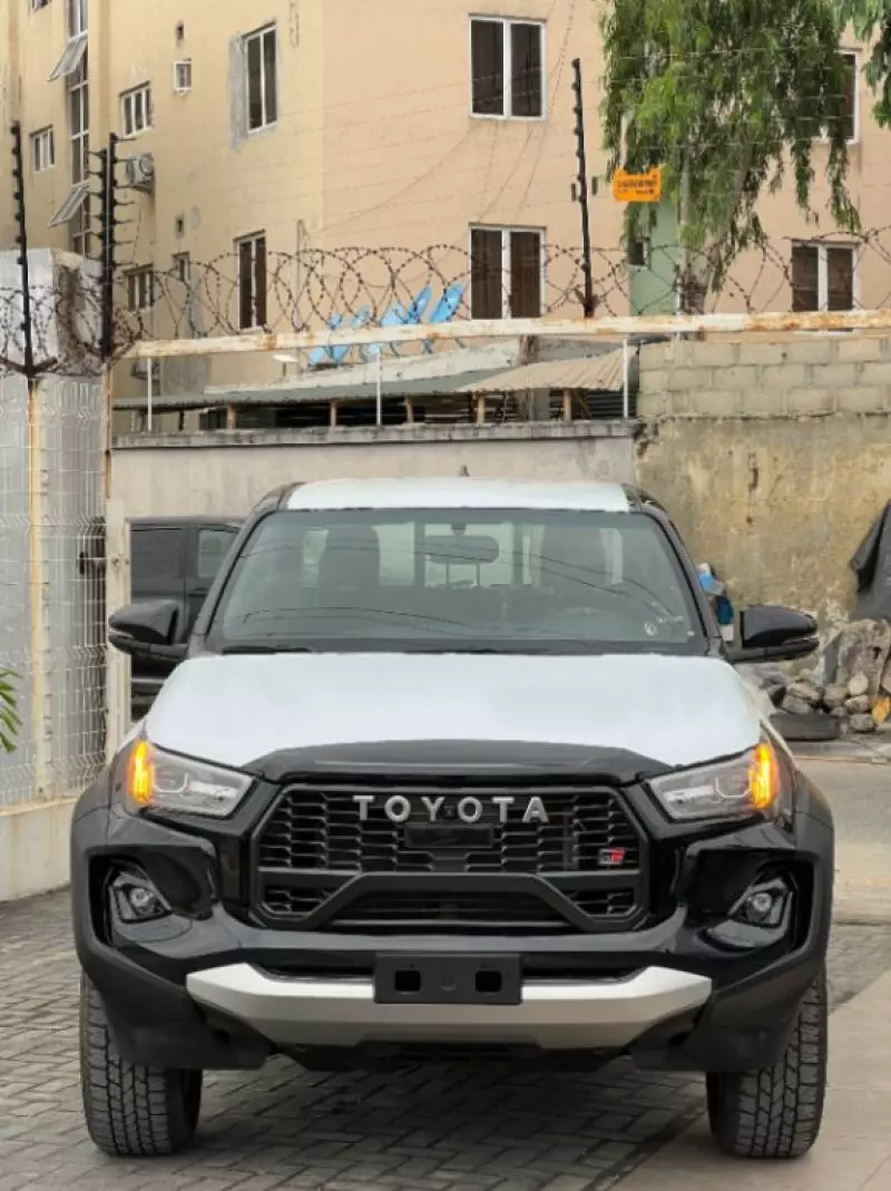 Toyota Hilux   - 2024
