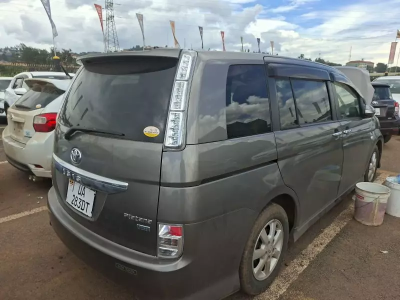 Toyota Isis    - 2013