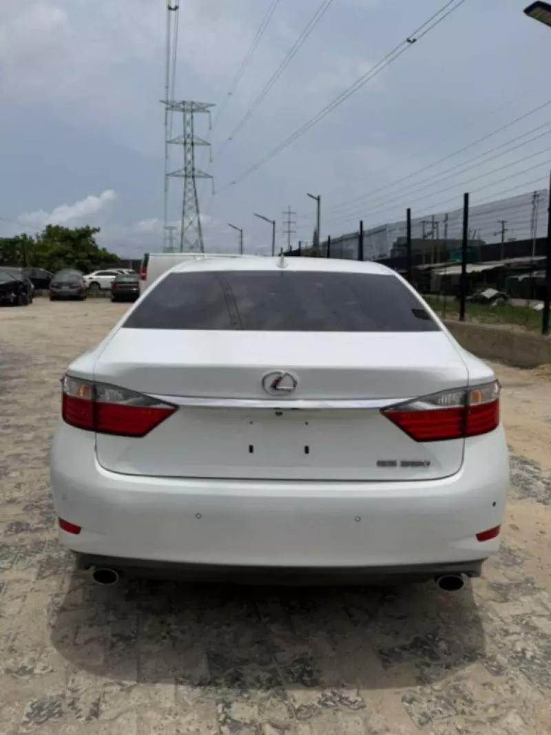 Lexus ES   - 2015