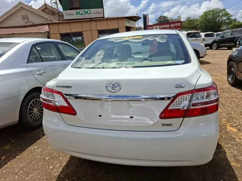 Toyota Premio    - 2011