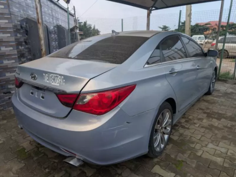 Hyundai Sonata   - 2011