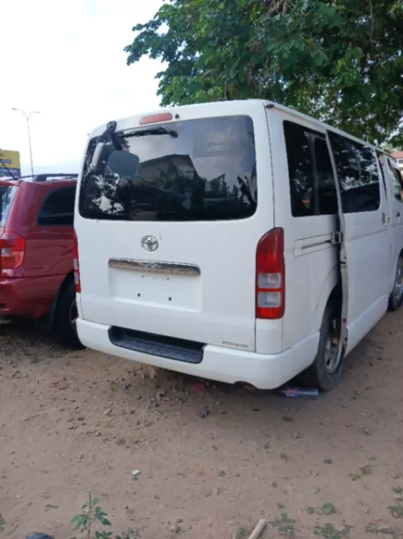 TOYOTA Hiace   - 2010