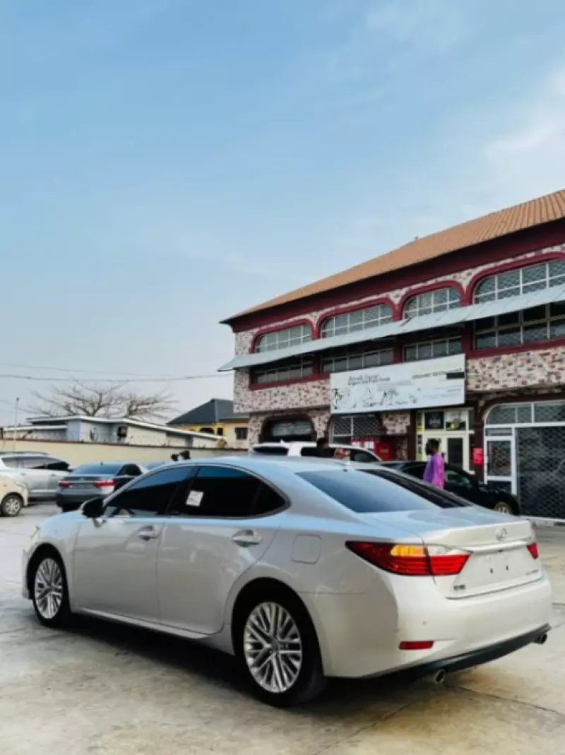 Lexus ES   - 2014