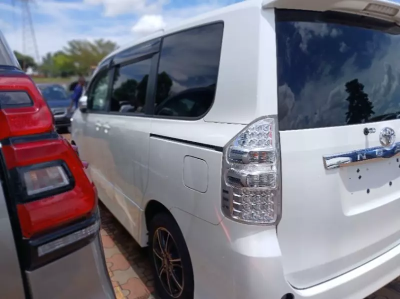 TOYOTA Noah - 2013