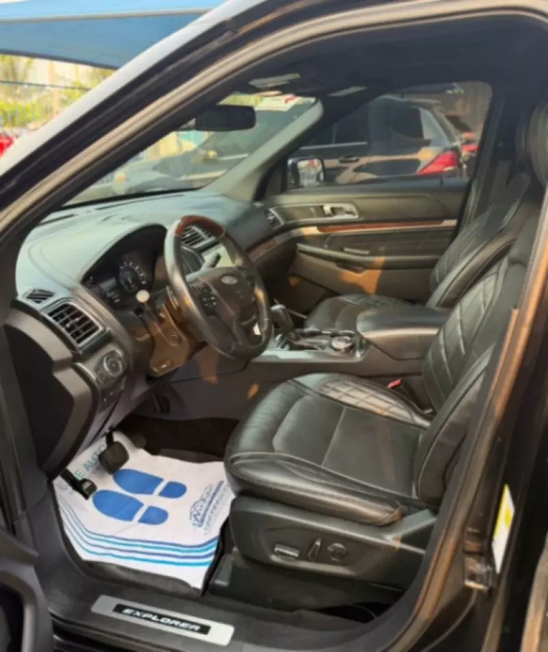Ford Explorer   - 2019