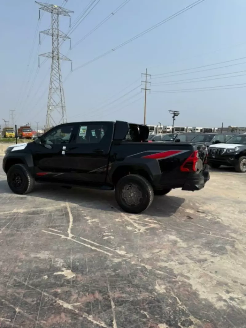 TOYOTA Hilux   - 2025
