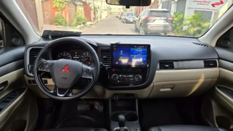 Mitsubishi Outlander   - 2016