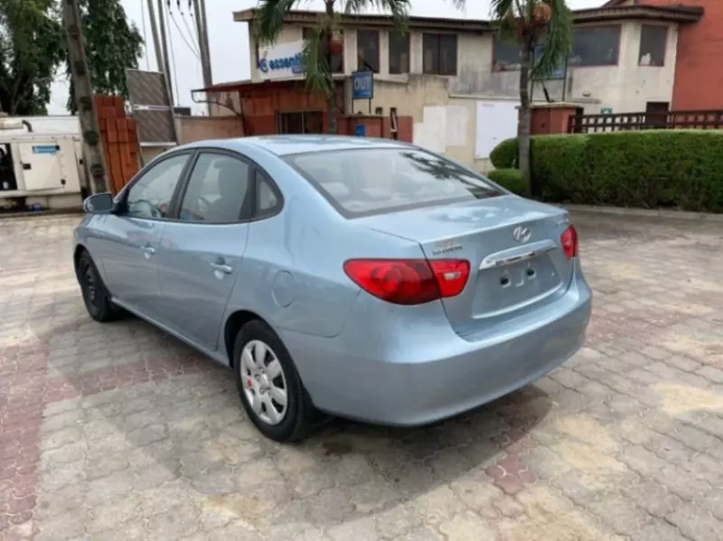 Hyundai Elantra   - 2010