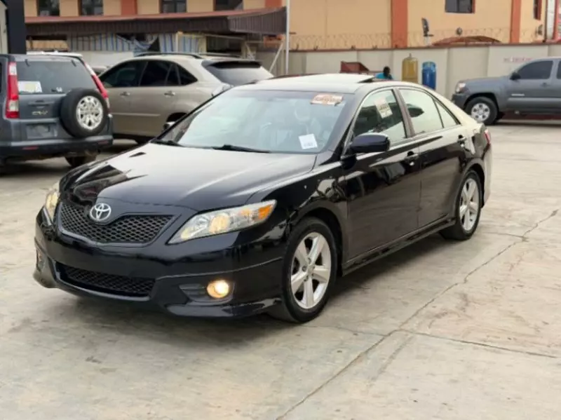 Toyota Camry   - 2011