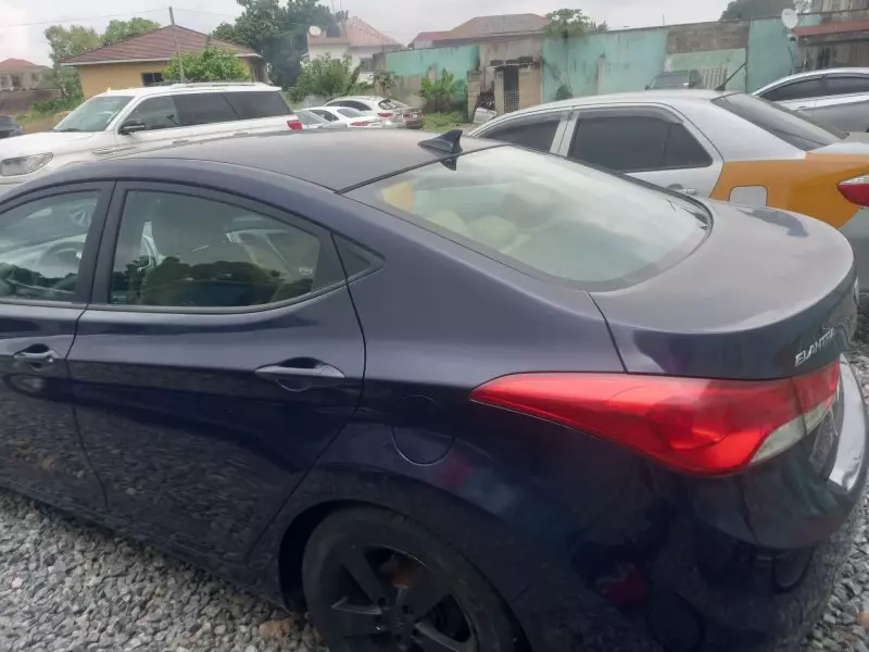 Hyundai Elantra   - 2012