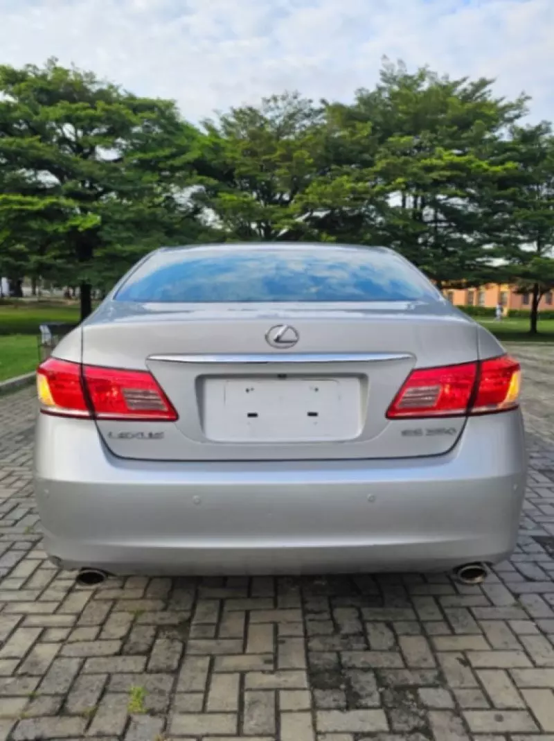 Lexus ES 350   - 2010