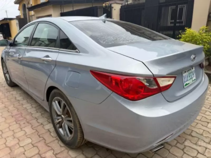 Hyundai Sonata   - 2011
