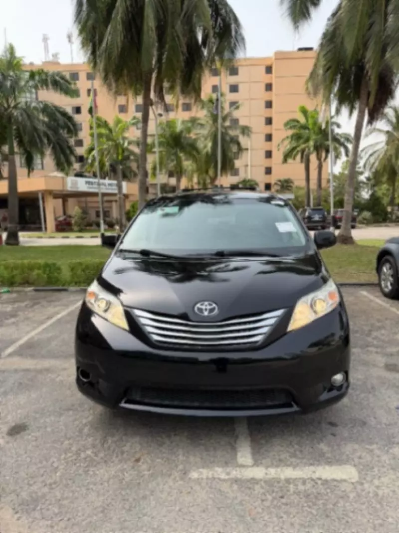 Toyota Sienna   - 2011