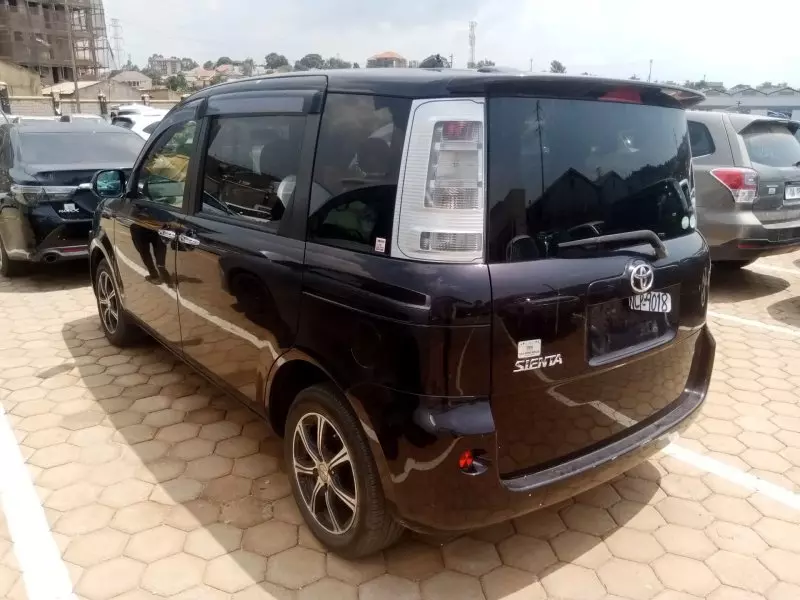 Toyota Sienta   - 2012