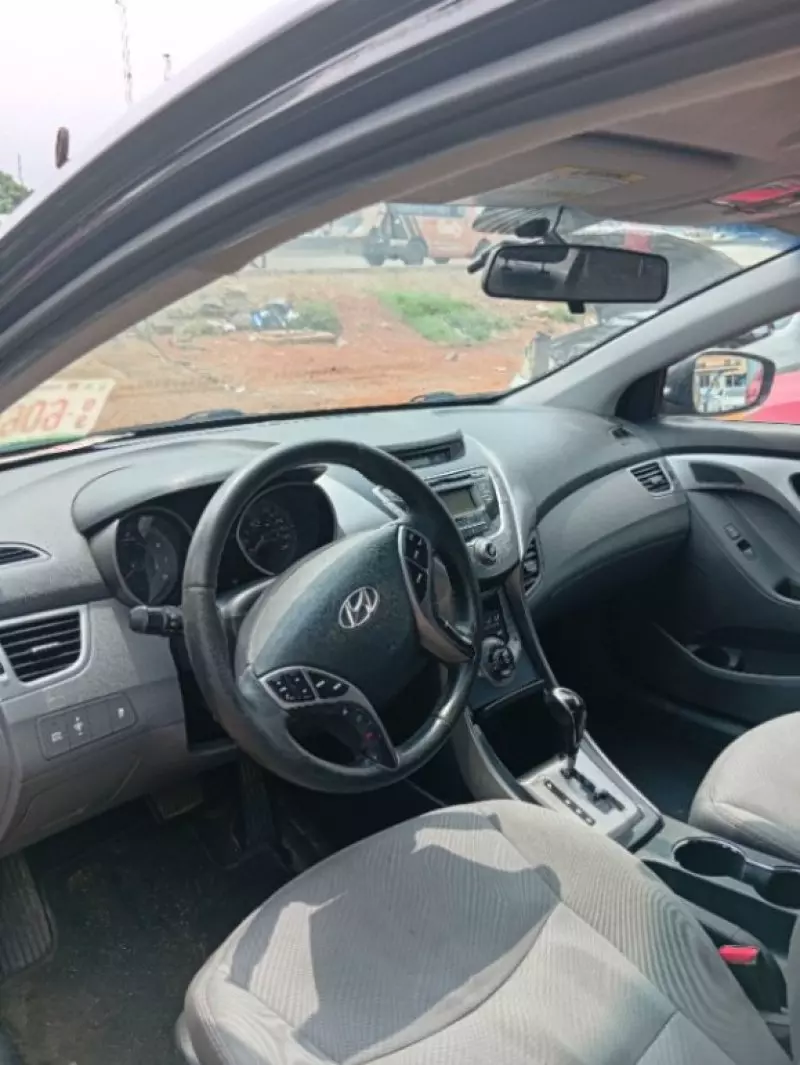 Hyundai Elantra   - 2011