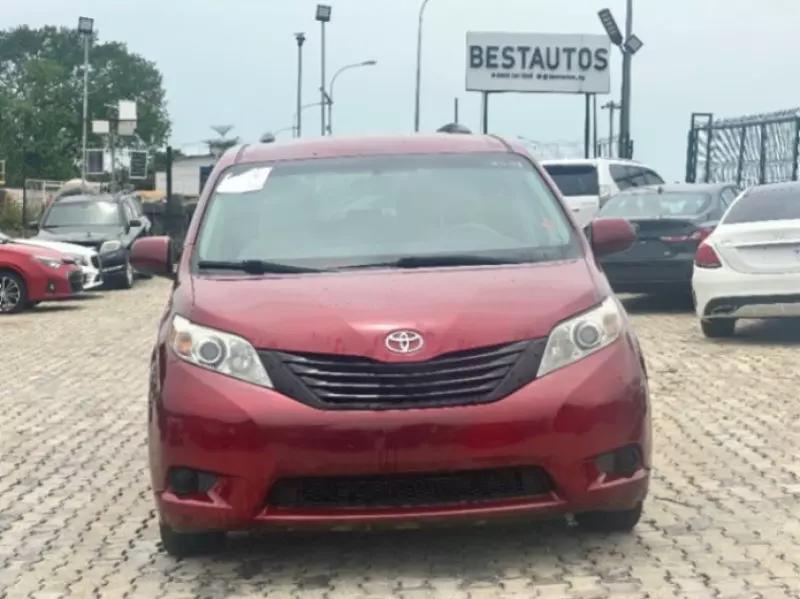 TOYOTA Sienna   - 2013