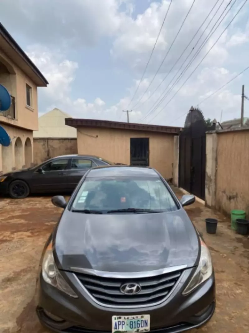Hyundai Sonata   - 2011