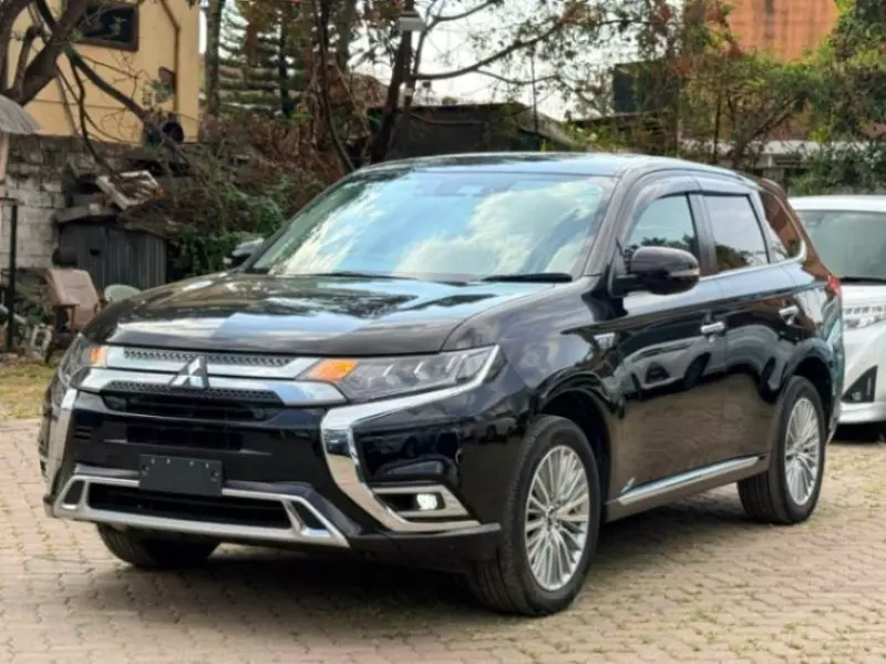 Mitsubishi Plug-in Hybrid Outlander   - 2019