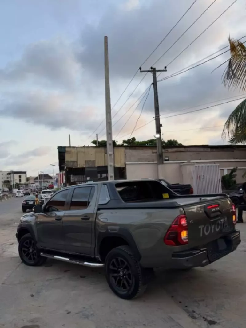 TOYOTA Hilux   - 2021