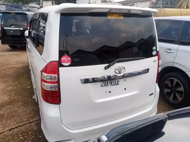 Toyota Noah   - 2012