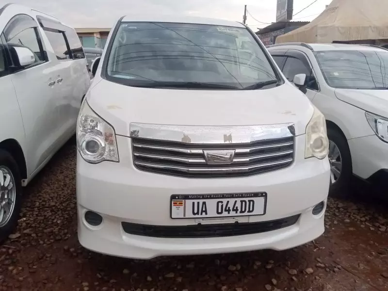 TOYOTA Noah - 2011