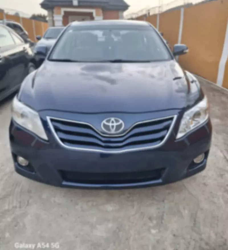 Toyota Camry   - 2010