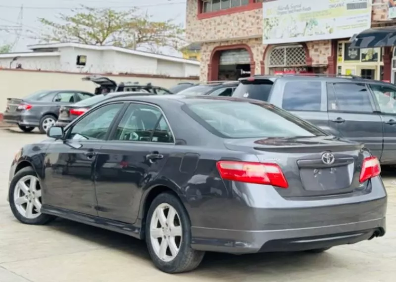 Toyota Camry   - 2009