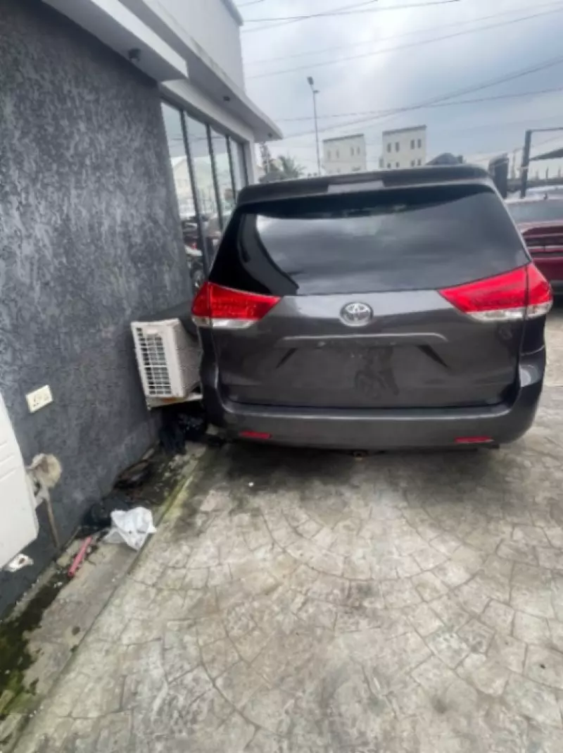 TOYOTA Sienna   - 2011
