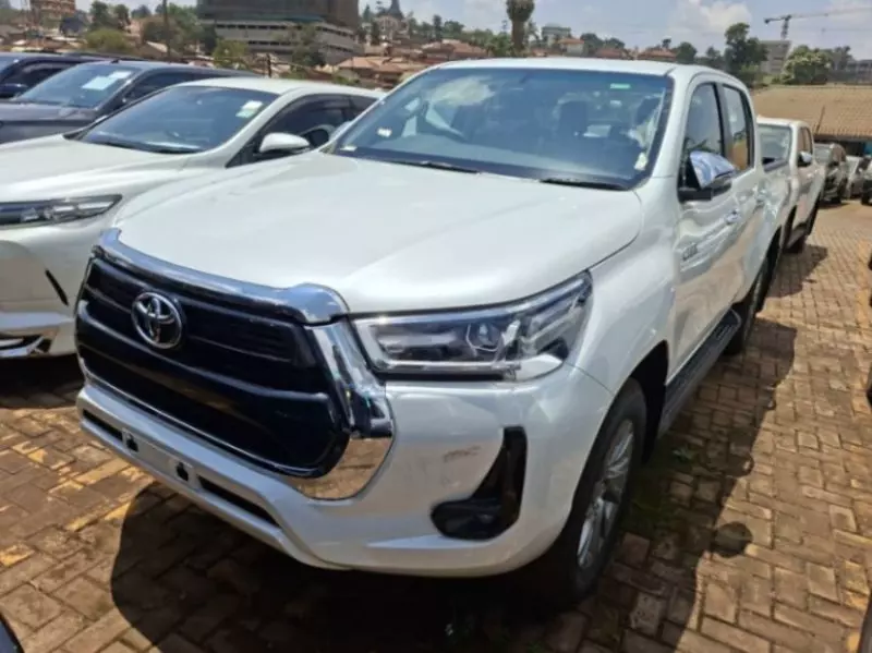 TOYOTA Hilux - 2025