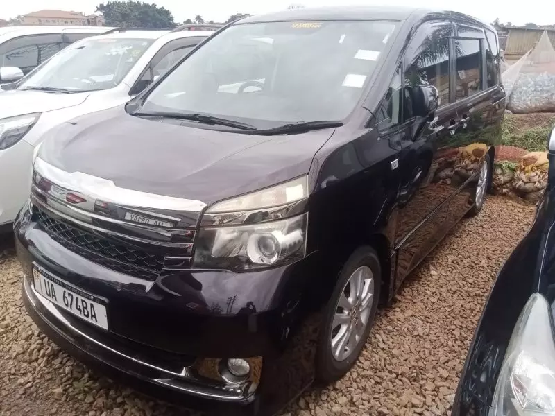 TOYOTA Noah   - 2010